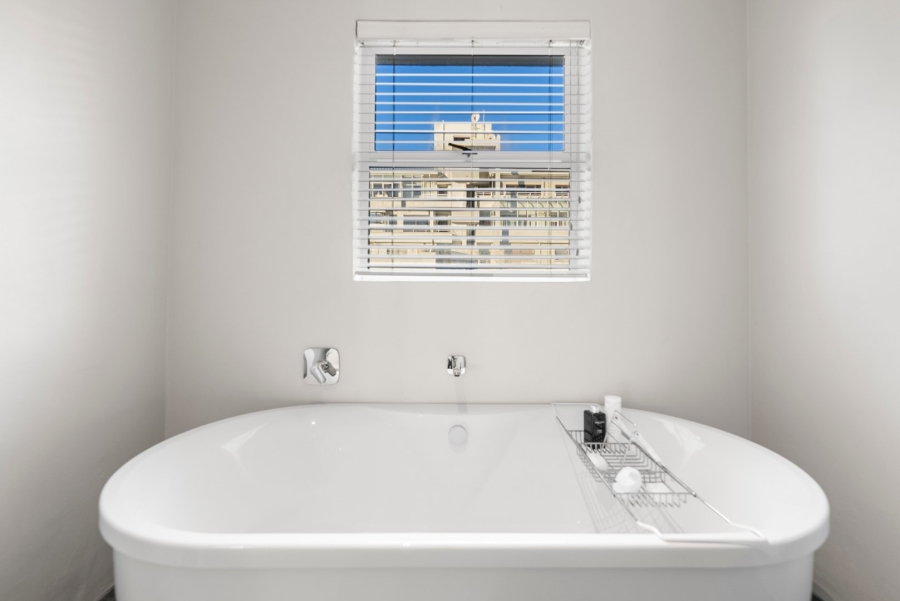 To Let 4 Bedroom Property for Rent in Sea Point Western Cape